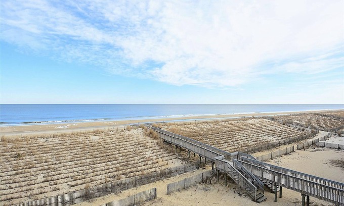 South Bethany Maison | ACTIVITES JOURNALIERES GRATUITES !! Incroyable OCEANFRONT multi-niveau 5 chambres, 5 salles de bains maison! Les logements de première classe disposent d'un plan d'étage ouvert avec une vue fantastique sur l'océan,