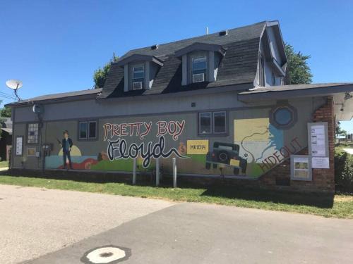 Luna Pier Appartement | Actual Pretty Boy Floyd's Hideout - Lake Erie, MI