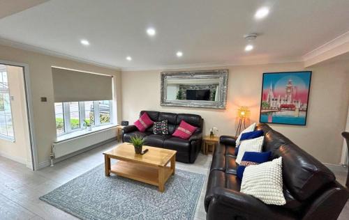 Runnymede Maison | Addlestone Stylish Spacious Three Bedroom House