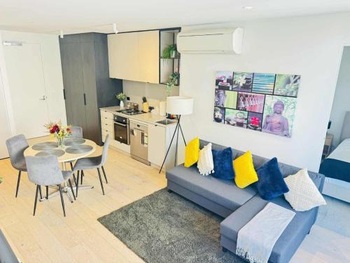 Parkville Appartement | ADEK Apartments North Melb - 2BR Apt near Melb Zoo with free Parking, Pool & Gym