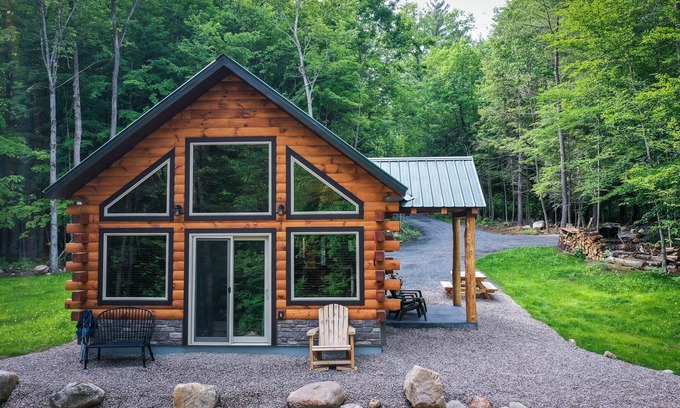 Glenfield Cabine | Adirondack Log Cabin on Scenic Waterfront Natural Soaking Pool
