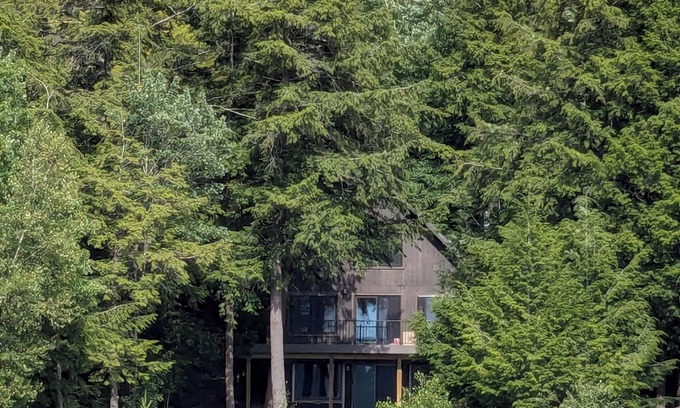 Cranberry Lake Cottage | ADK Waterfront cottage on Cranberry Lake. 🐾💓🛶🎣⛵🌈🚵♀️🛤️🫎🍂🦉
