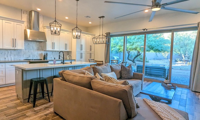 East Mesa Maison | Maison d'hôtes de luxe moderne et personnalisée avec vue sur la montagne
