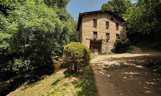 Aubusson-dʼAuvergne Maison | Adobe mill on the banks of a torrent - Near Lac d'Aubusson - rated 3*.