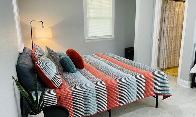 Lakeshore South Maison | Adorable 1 Bedroom Guesthouse