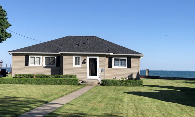 New Baltimore Maison | Adorable 4 bedroom lakefront home with dock on a quiet street