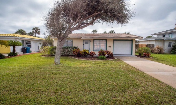 Glenwood Maison | Adorable Beach Bungalow just Steps from the BEACH!!