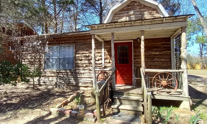 Canton Cabine | ADORABLE BOHO CABIN JUST RENOVATED & ONLY 2 MILES TO TRADE DAYS