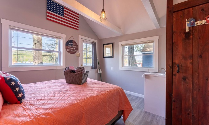 Alton Bay Cabine | Adorable Cabin with stunning lake views & Now featuring AC Wi-FI and TV access