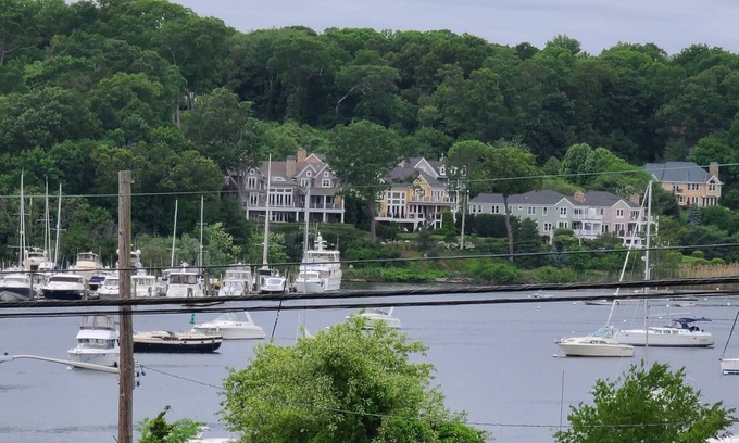 Halesite Maison | Adorable Cottage with Water Views, Across the street from Prime & other eateries