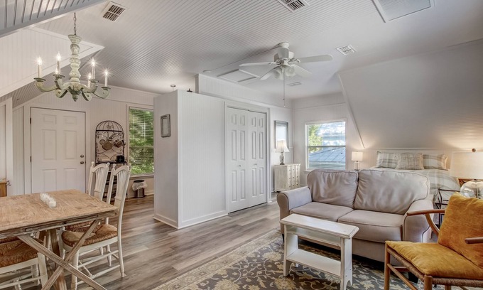 Fernandina Beach Appartement | Adorable Dog Friendly Garage Apartment in the Historic District of Old Town!