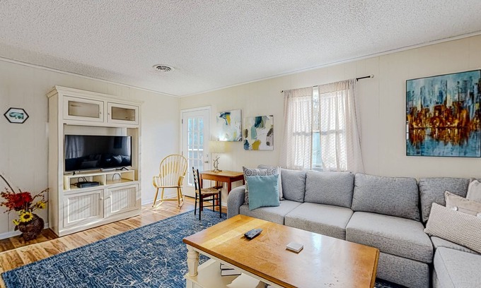 Dodds Addition Maison | Adorable dog-friendly beach home close to Rehoboth with screened porch & grill