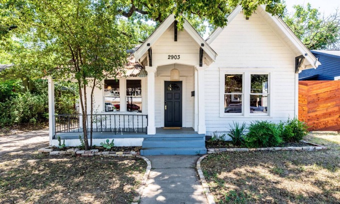 Cherrywood Maison | Adorable Historic Home, Super Close to UT, Moody Center, and Downtown