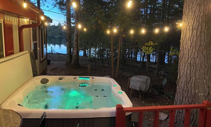 Gresham Cabine | Adorable Lakefront Cabin with HOT TUB!