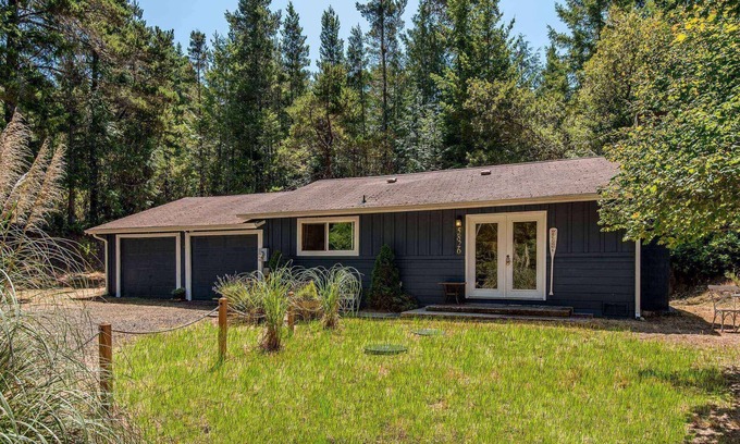 Florence Maison | Adorable Mercer Lake Area Cottage with HOT TUB! Pet Friendly, Walk to Mercer Lake.