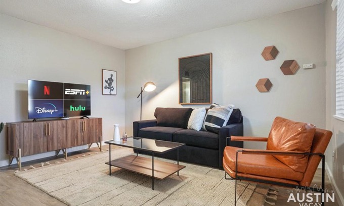 Brentwood Appartement | Adorable N Lamar Living, Pool and Comfort for All