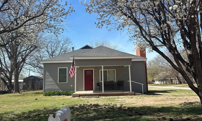 Tonkawa Maison | Adorable New Remodeled 3BR 2 BA quiet neighborhood!
