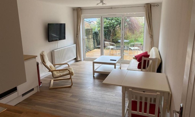 Southwick Appartement | Adorable One-Bedroom Flat With Patio Garden.