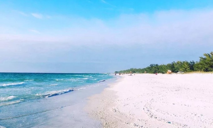 Ilexhurst Maison | Adorable private house on AMI 2 bedrooms, steps from the sand! Privately owned.