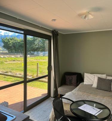 Staveley Maison | Adorable studio cottage with mountain views