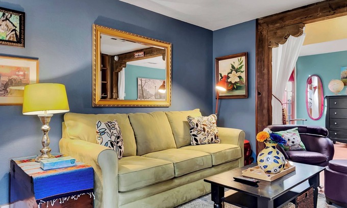 Chandler Appartement | Adorable Studio! Walk to Downtown Chandler!