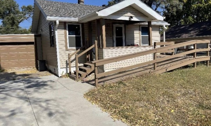 Carter Lake Maison | Adorable tiny house minutes from downtown Omaha! Wheelchair accessible