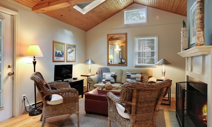 Union Pier Cottage | July Weeks OPEN! Close To Beach and Downtown!