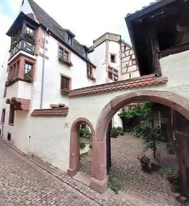Riquewihr Lit Et Petit-Déjeuner | ADRIHOF à Riquewihr, Cour de l'Abbaye d'Autrey