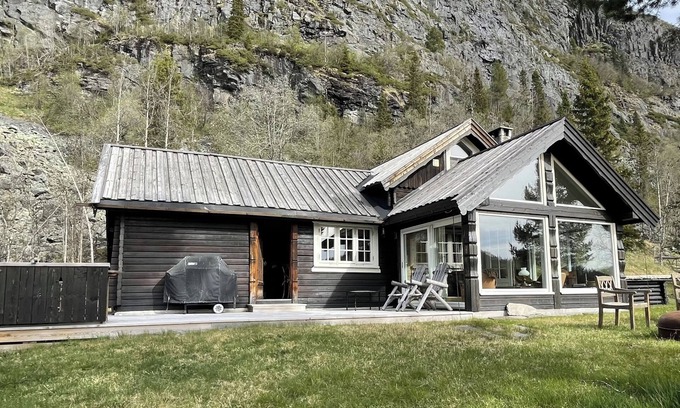 Sor-Aurdal Cabine | Adventure and wilderness in a mountain cabin with canoe, fishing rods, bikes and skiing