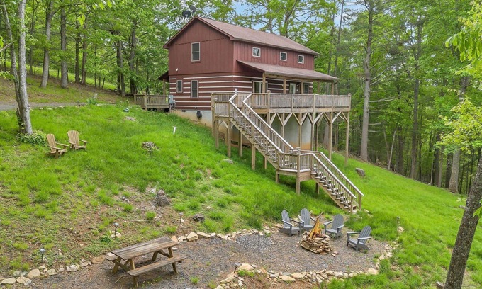 Jefferson Cabine | Adventure Cabin! Fire Pit, State Park, Fishing, Mtn Views, Hot Tub, WiFi