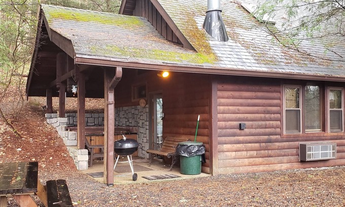 Lansing Cabine | Adventurer's Lodge, a charming 3-bedroom cabin with WiFi in quiet Lansing, WV.
