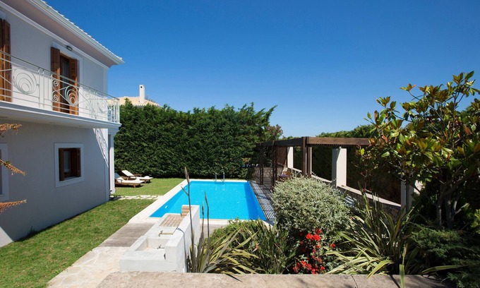 Agios Ioannis Villa | Villa front de mer Aeriko-Varko avec vue imprenable et piscine privée.