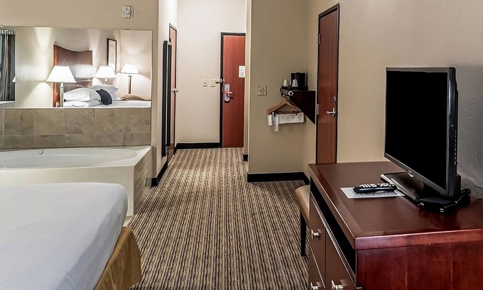 Mineral Wells Hôtel | Affordability Meets Comfort at Red Lion Inn & Suites Mineral Wells! Onsite Pool!