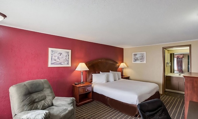 Summit Station Balnéaire | Affordability Meets Comfort in the Knights Inn Ashland! Pool, Pet-Friendly!