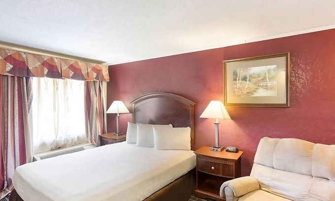 Summit Station Balnéaire | Affordability Meets Comfort in the Knights Inn Ashland! Pool, Pet-Friendly!