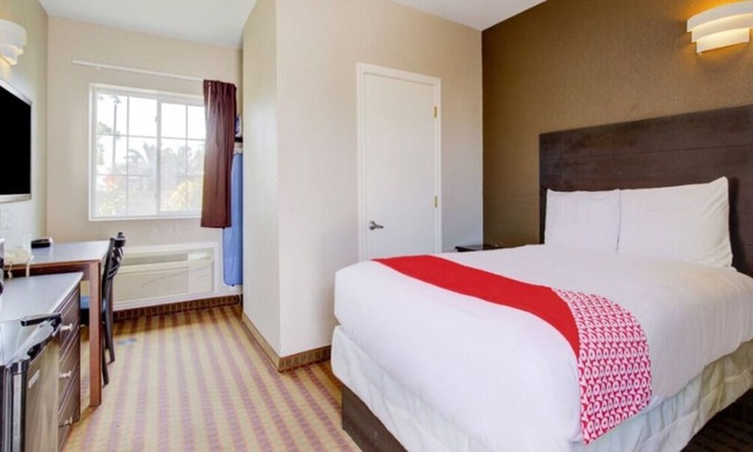 Dilley Maison | Affordability Meets Comfort! Near Gosch Athletic Field! Free Breakfast!