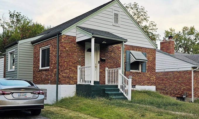 University City Maison | Affordable Peaceful Cozy House in STL