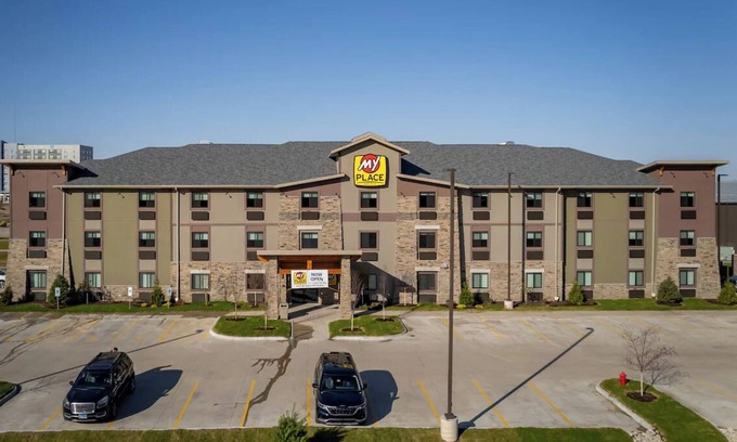 East Moline Hôtel | Affordable Room Perfect for Families + Convenient Kitchen Access