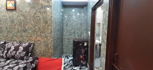Lajpat Nagar Appartement | Aggarwal independent apartments fully ac with private kitchen for self cooking having all utensils and Fridge and washroom along with all facilities of your sweet home, high speed wifi, fridge , smart tv , work desk