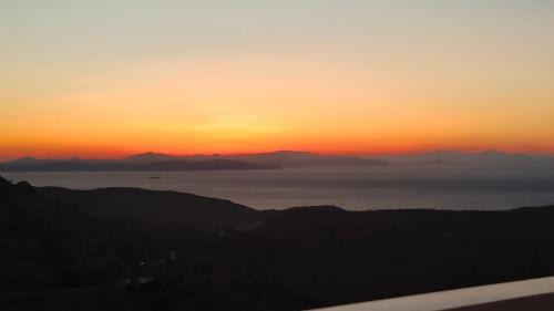 Ioulida Appartement | Aggelos & Melina Studios - Enjoy sunset from Aggelos!