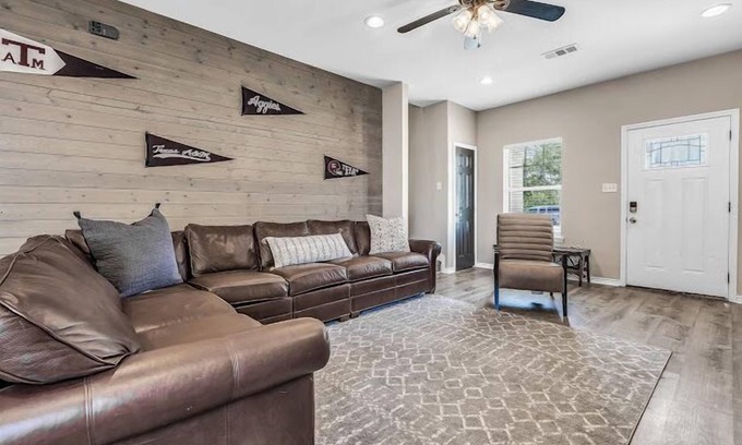 College Station Maison | Aggieland 5 bedroom house steps from TAMU campus and Kyle Field.