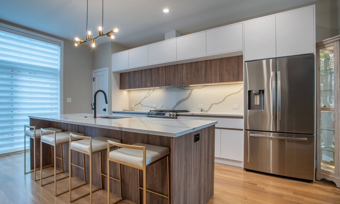 Kenwood Maison | Ahh-mazing Home, rooftop deck, near lake front. Easy commute to Navy Pier/Loop.