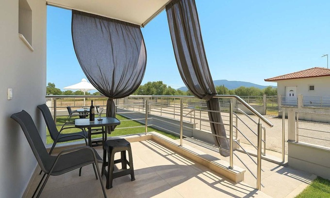 Vrasna Appartement | Aigli Garden Retreat, Cozy Escape Close to the Sea