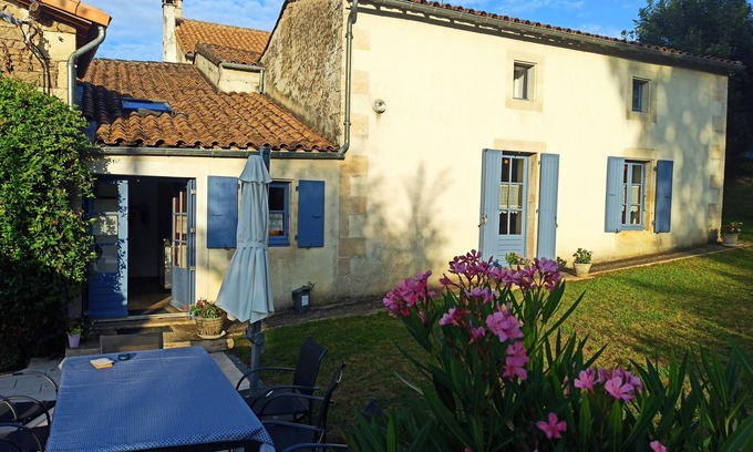 Aigonnay Cottage | Aigonnay: Au coeur de la région Poitou-Charentes, grande maison avec jardin