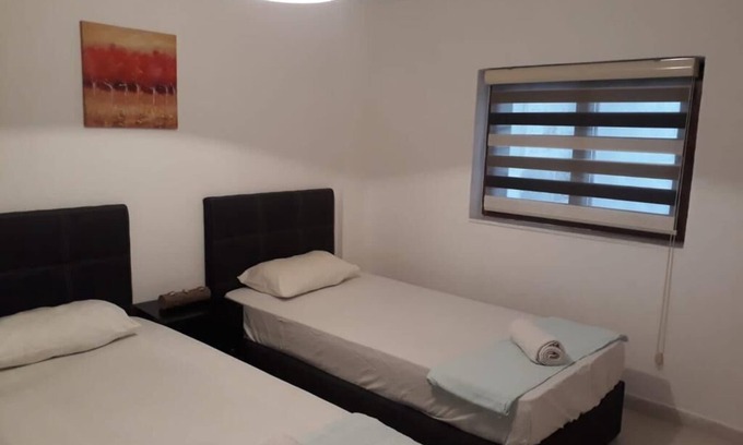 Cesme Appartement | Ailecek tatil yapabileceğiniz Çeşme merkezde denize bahçeli daire.