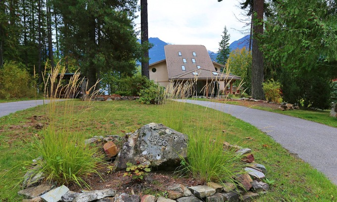 Kaslo Maison | Ainsworth Lakefront Getaway