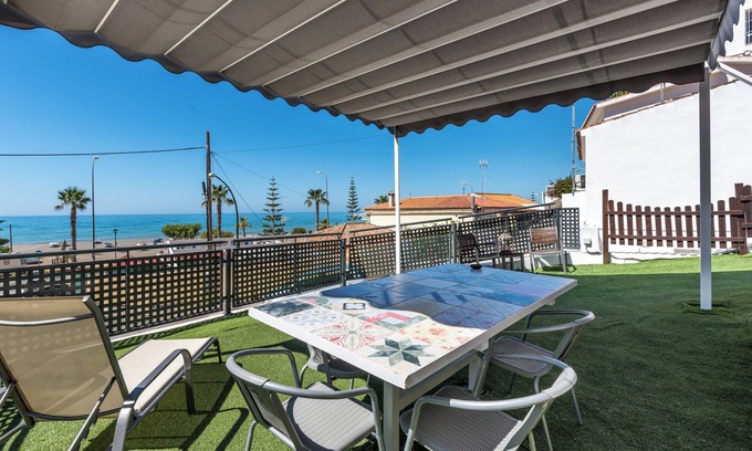Benajarafe Appartement | Appartement climatisé situé directement sur la plage avec vue imprenable, terrasse et Wi-Fi