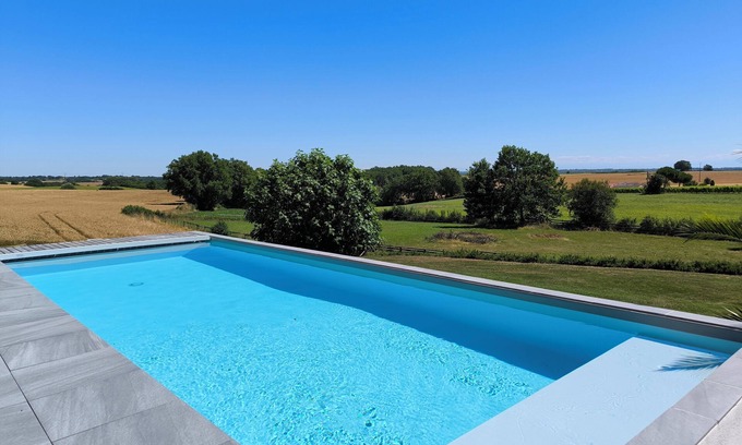 Vacquiers Villa | Maison climatisée vue sur Pyrénées avec piscine chauffée et spa couvert