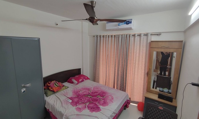 Uddar Appartement | Air-conditioned suite 2 bed and living with gallery