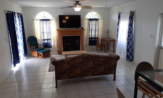 Paget Appartement | AIRBAB MOONGATE WEST TOURIST AND REMOTELY WORKERS ACCOMODATIONS .